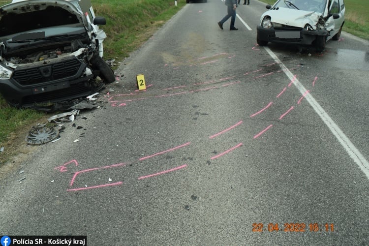 Pri čelnej zrážke dvoch áut na Spiši sa zranili štyria ľudia (FOTO)