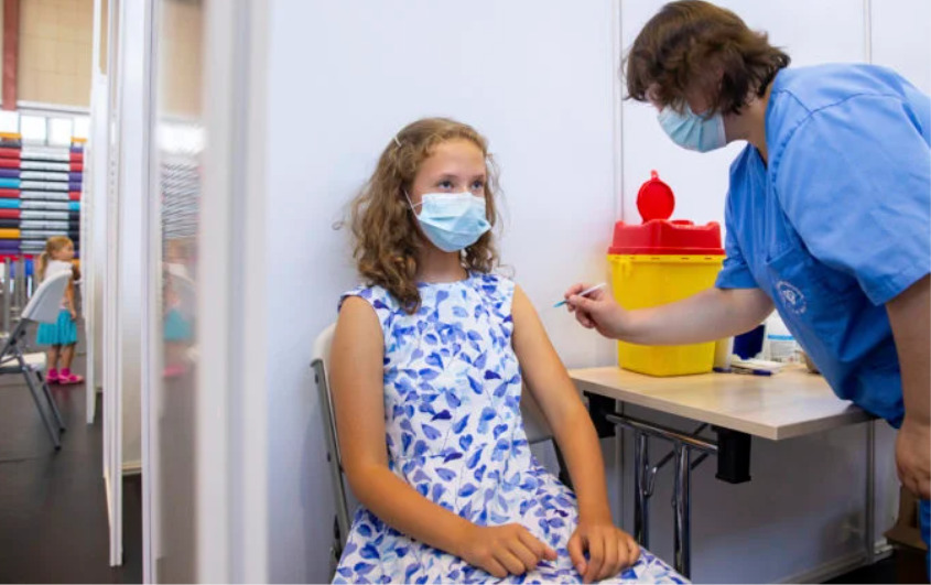 Pfizer chce požiadať o povolenie na posilňujúcu dávku vakcíny proti COVID-19 pre zdravé deti vo veku päť až 11 rokov