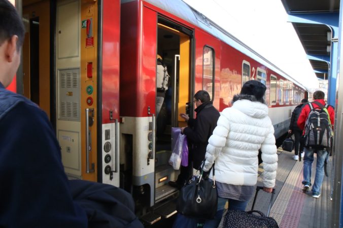 Bezplatná preprava pre odídencov z Ukrajiny sa obmedzí kvôli zneužívaniu systému