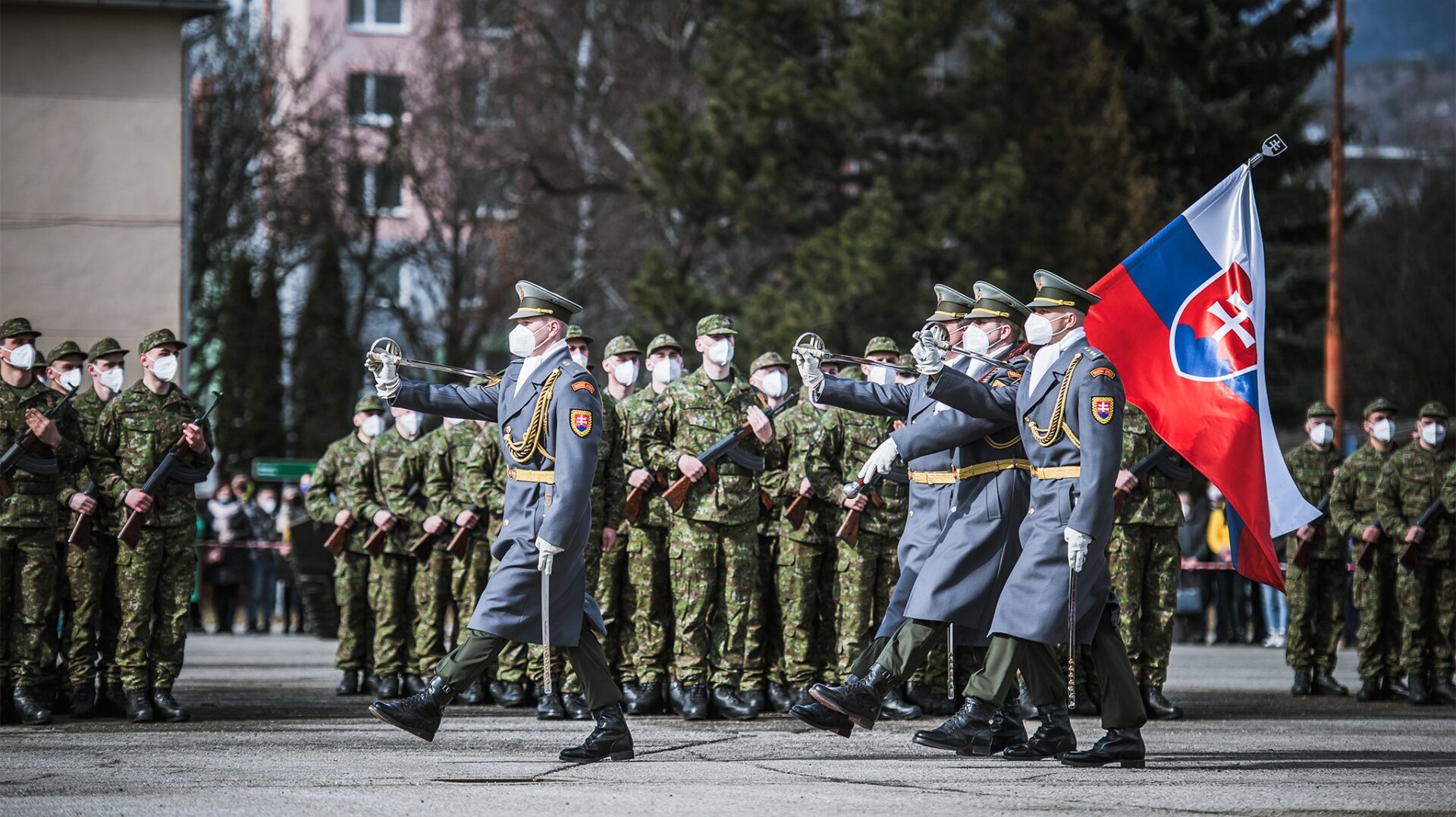 Ozbrojené sily oslávili svoj sviatok položením vencov a udelením vojenských vyznamenaní