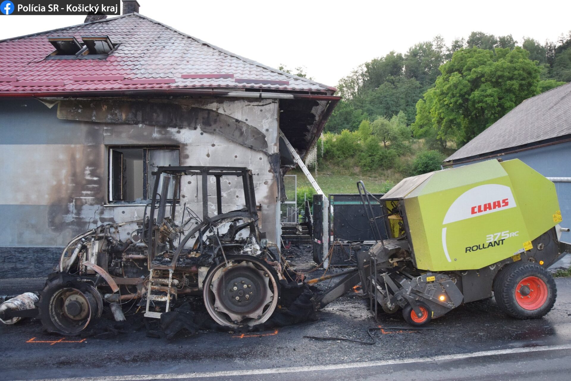 Požiar traktora sa rozšíril až na rodinný dom! (FOTO)