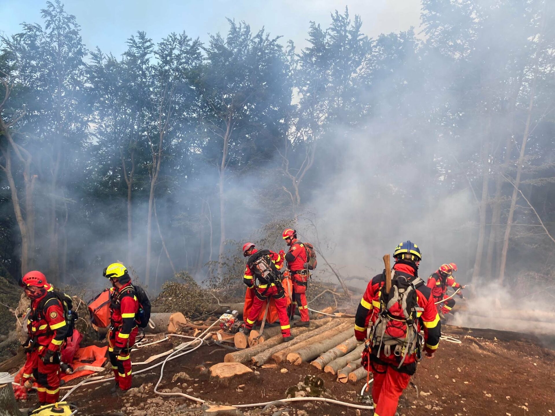 Požiar v Malej Lodine stále nie je pod kontrolou. Na mieste zasahuje vyše 70 hasičov (FOTO)