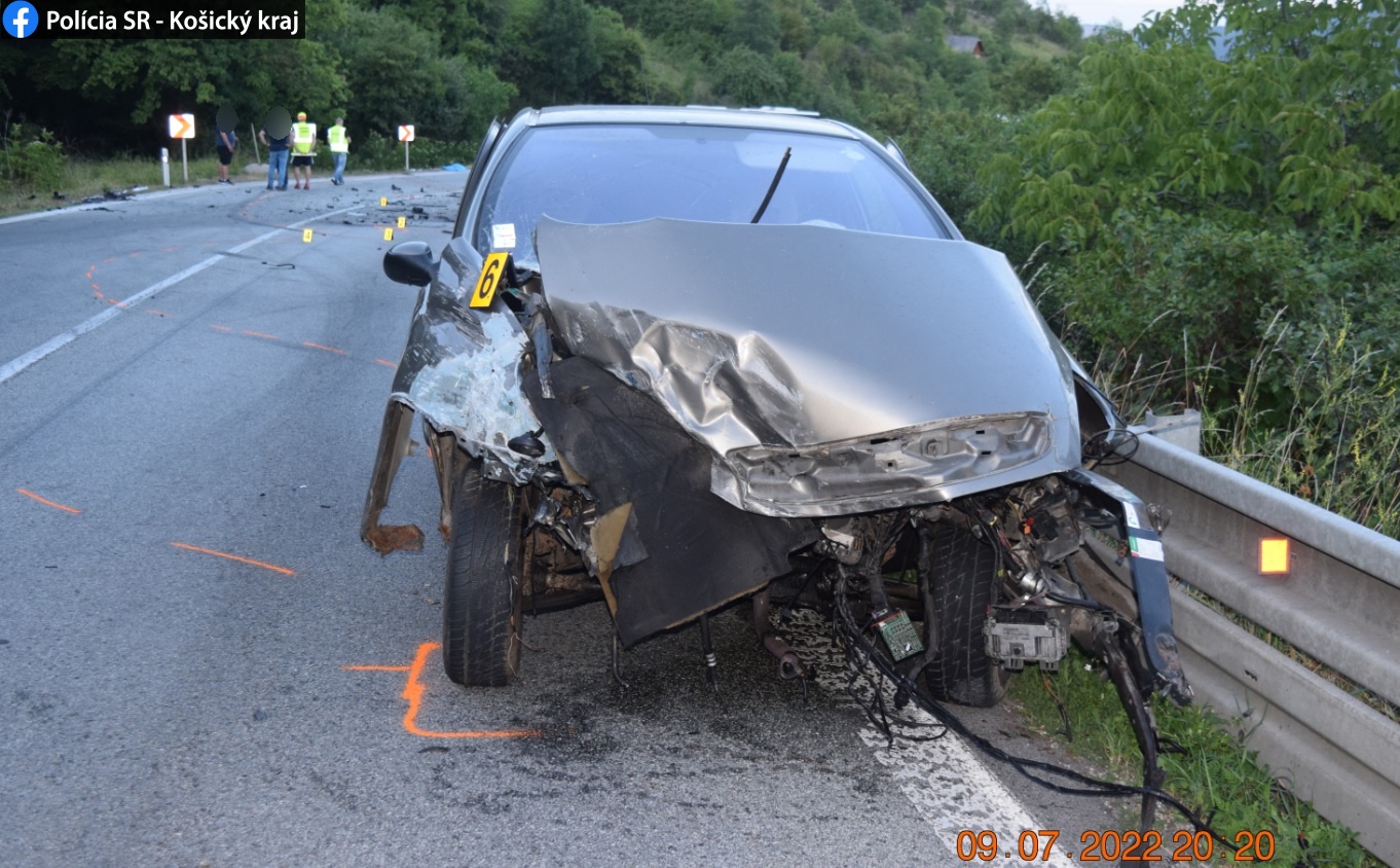Na Soroške došlo k tragickej nehode. Časti auta boli všade po ceste (FOTO)