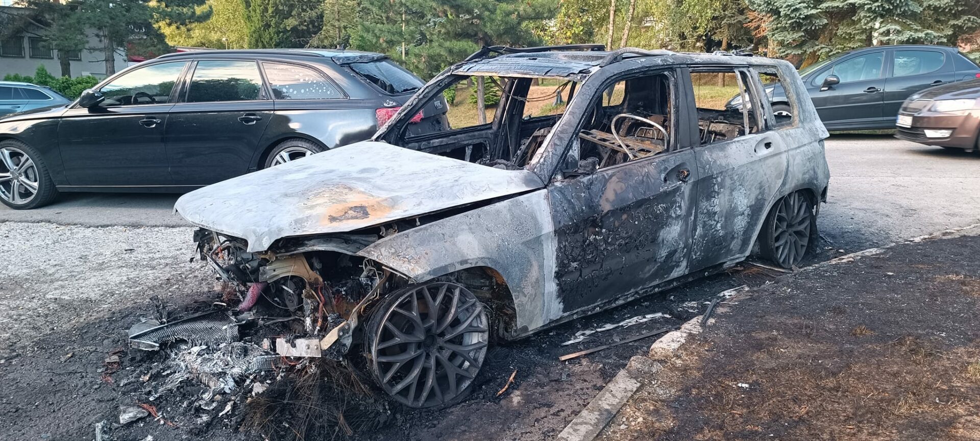 V Košiciach dnes horelo auto! Chytili sa aj ďalšie dve (FOTO, VIDEO)