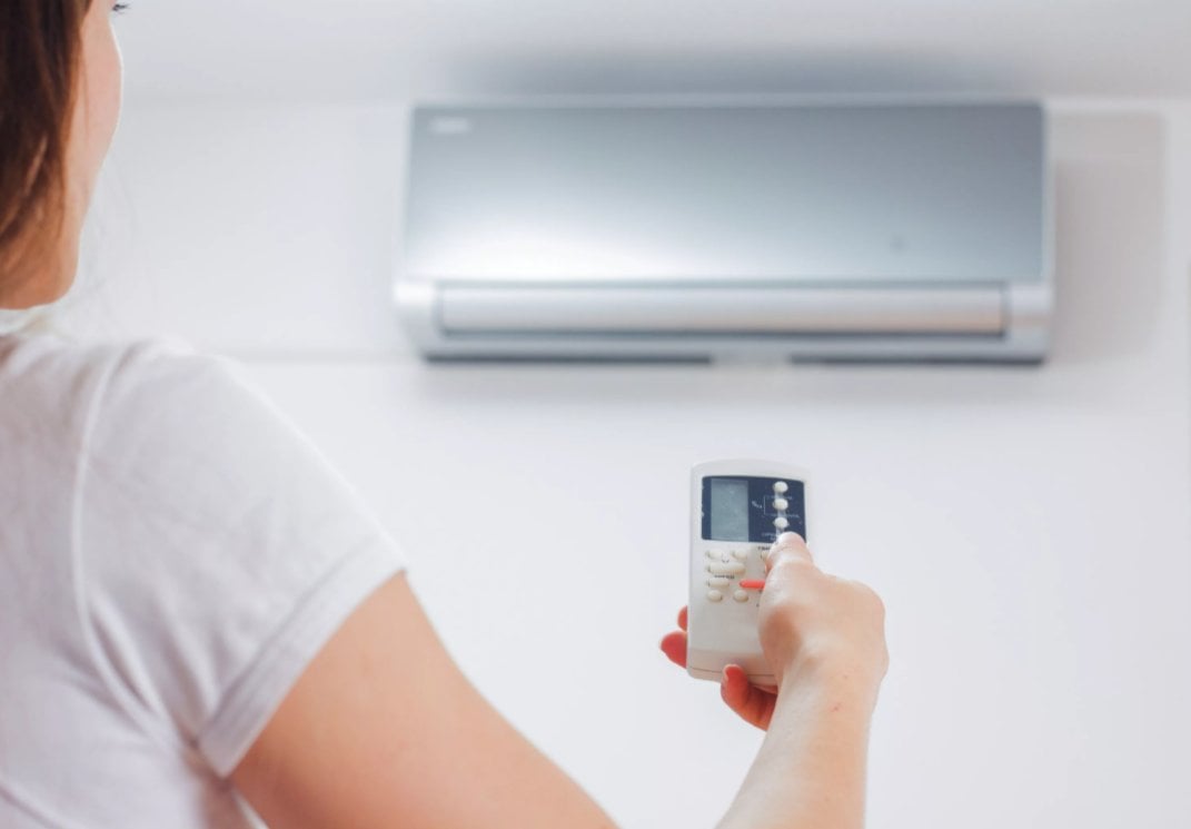 Vlastníci bytov si nemôžu bez súhlasu inštalovať klimatizácie, upozorňujú správcovia bytových domov