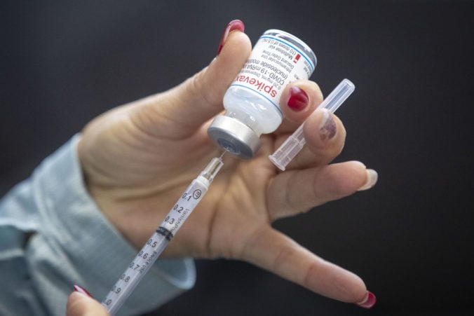 Slovensko spúšťa očkovanie vakcínou Spikevax. Záujemcovia o prvú dávku sa môžu registrovať