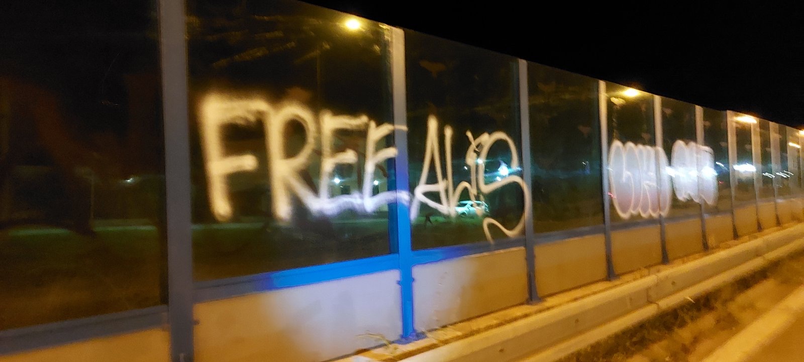 Mestská polícia chytila vandala, ktorý posprejoval protihlukovú stenu (FOTO)