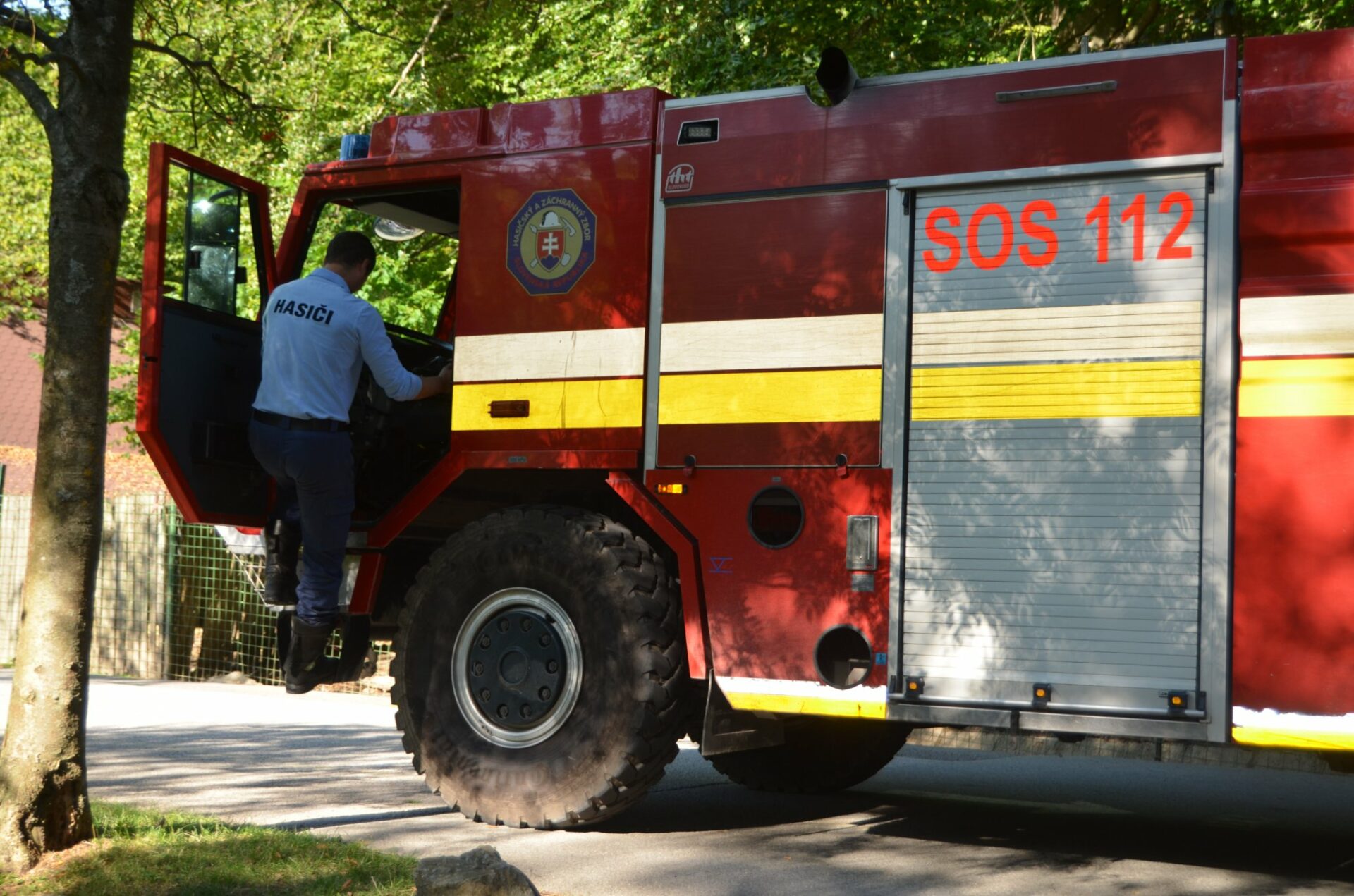 Košickí hasiči boli pri odpratávaní cesty privalení stromom