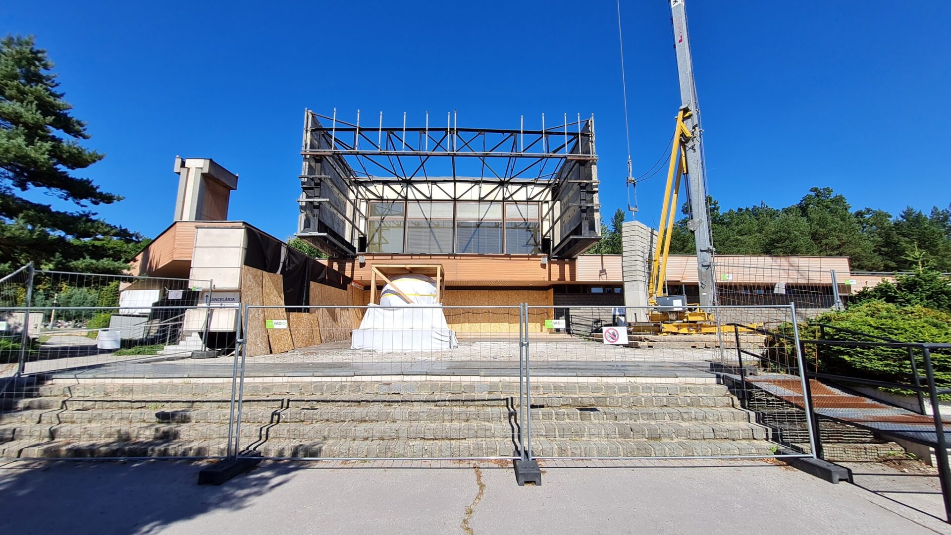 Stavebné práce na oprave strechy krematória v Košiciach za viac ako 1,6 milióna eur idú zatiaľ podľa plánu