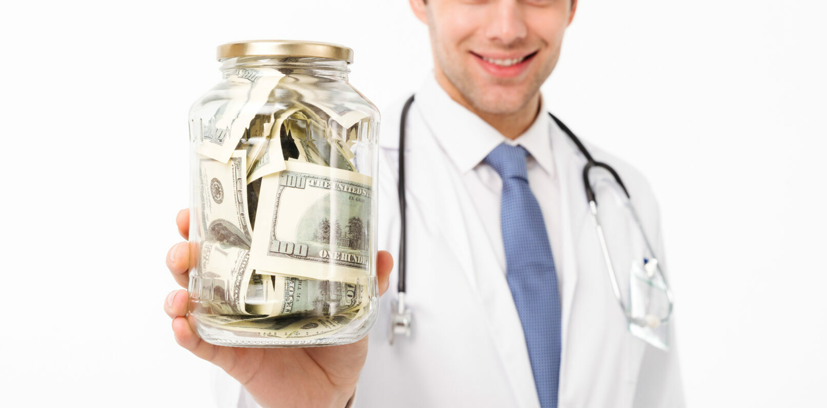 Mzda lekára aj s príplatkami by sa mala budúci rok zvýšiť na približne 4-tisíc eur