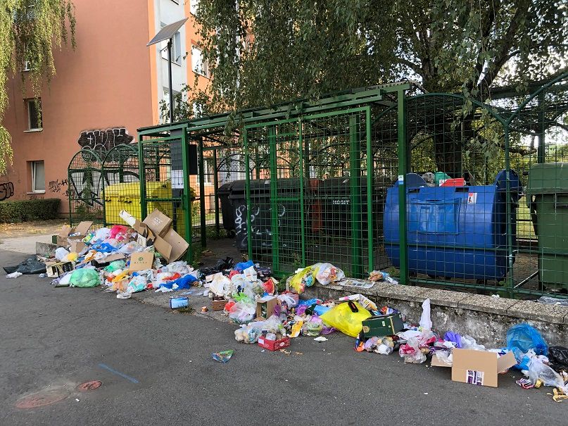 Na Terase sa pred kontajneroviskom nahromadil odpad (FOTO)