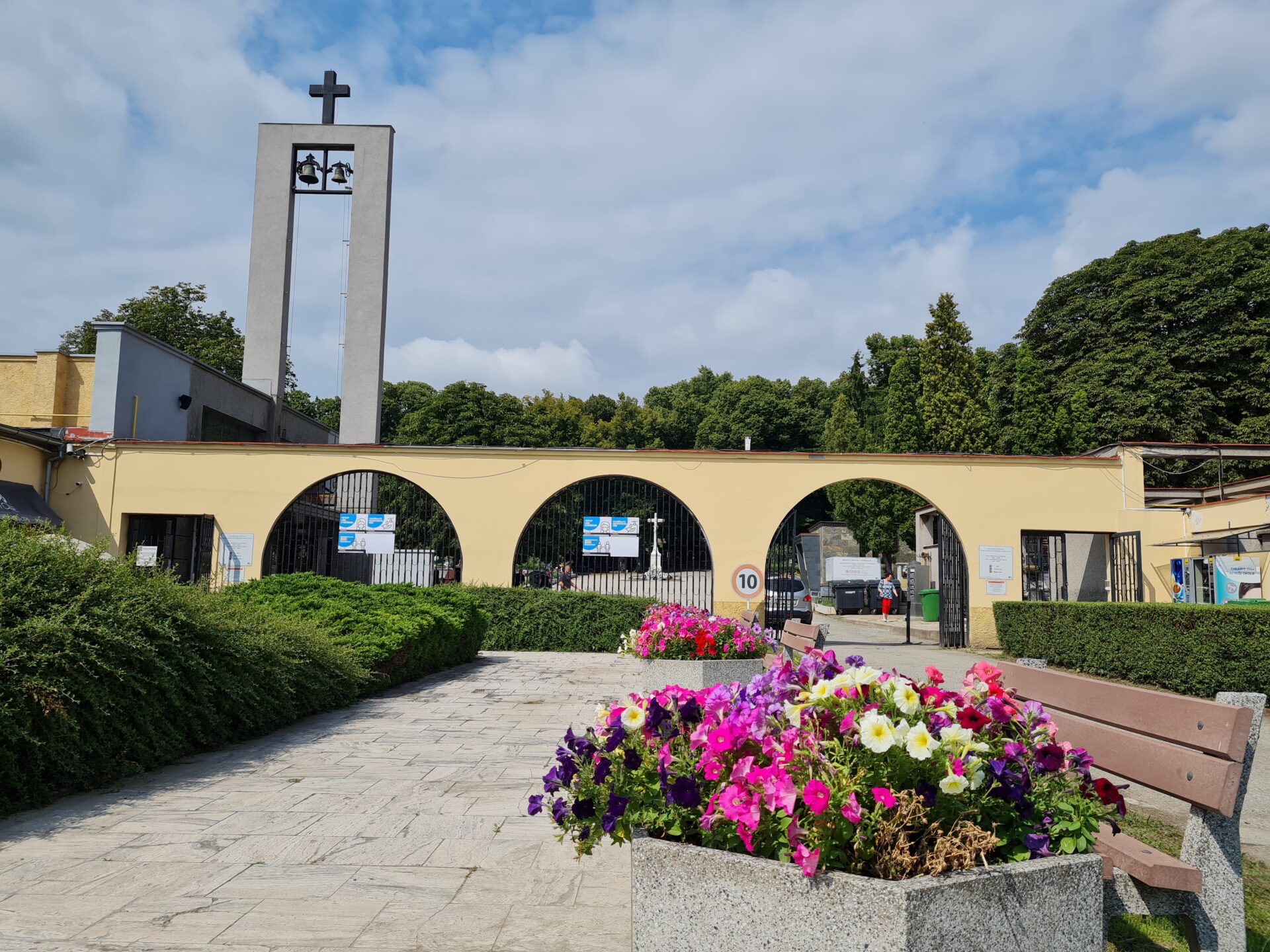 Verejný cintorín aj urnový háj budú v Košiciach otvorené dlhšie