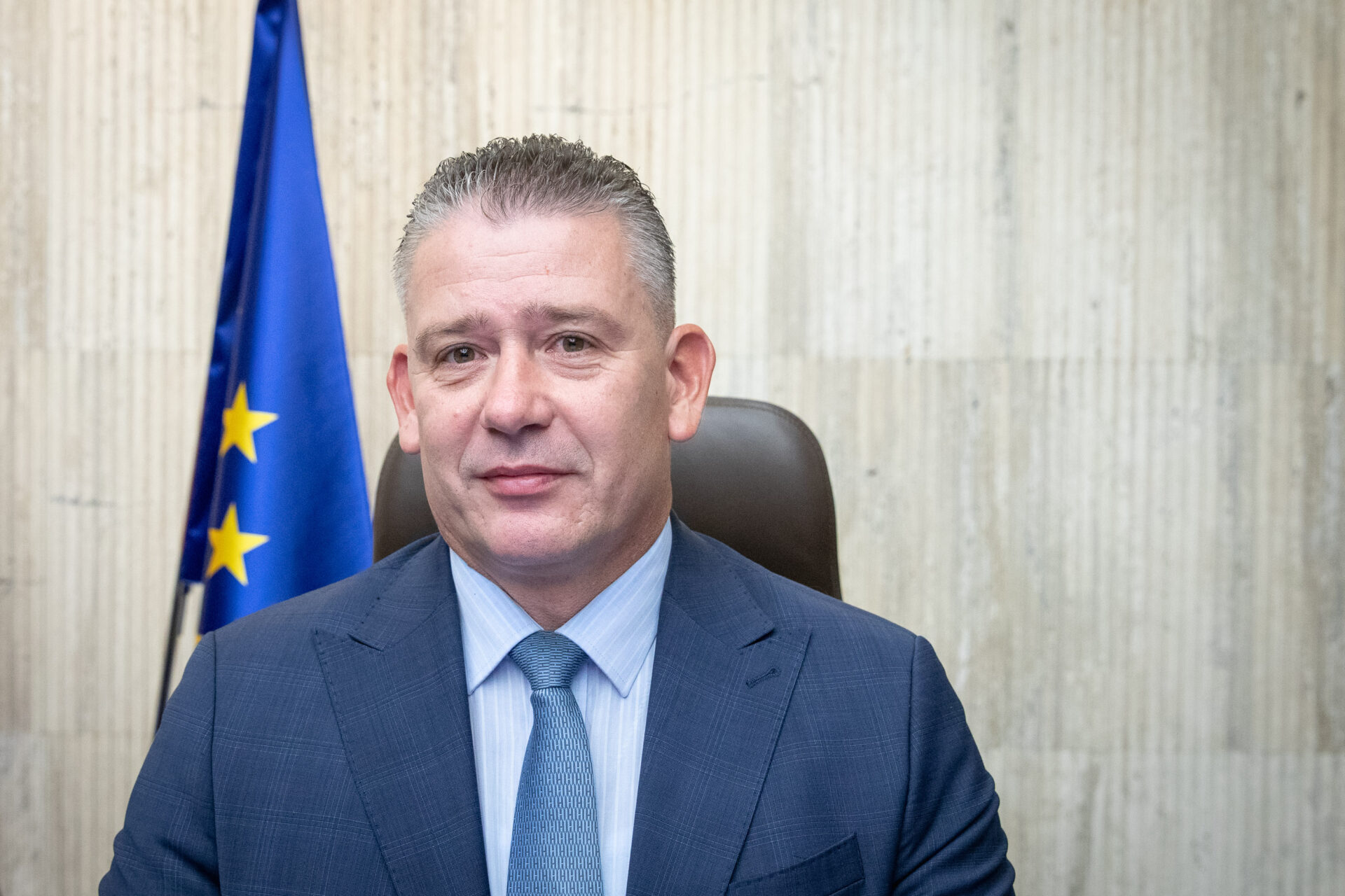 Roman Mikulec zostáva ministrom vnútra, ustál ôsmy pokus o odvolanie