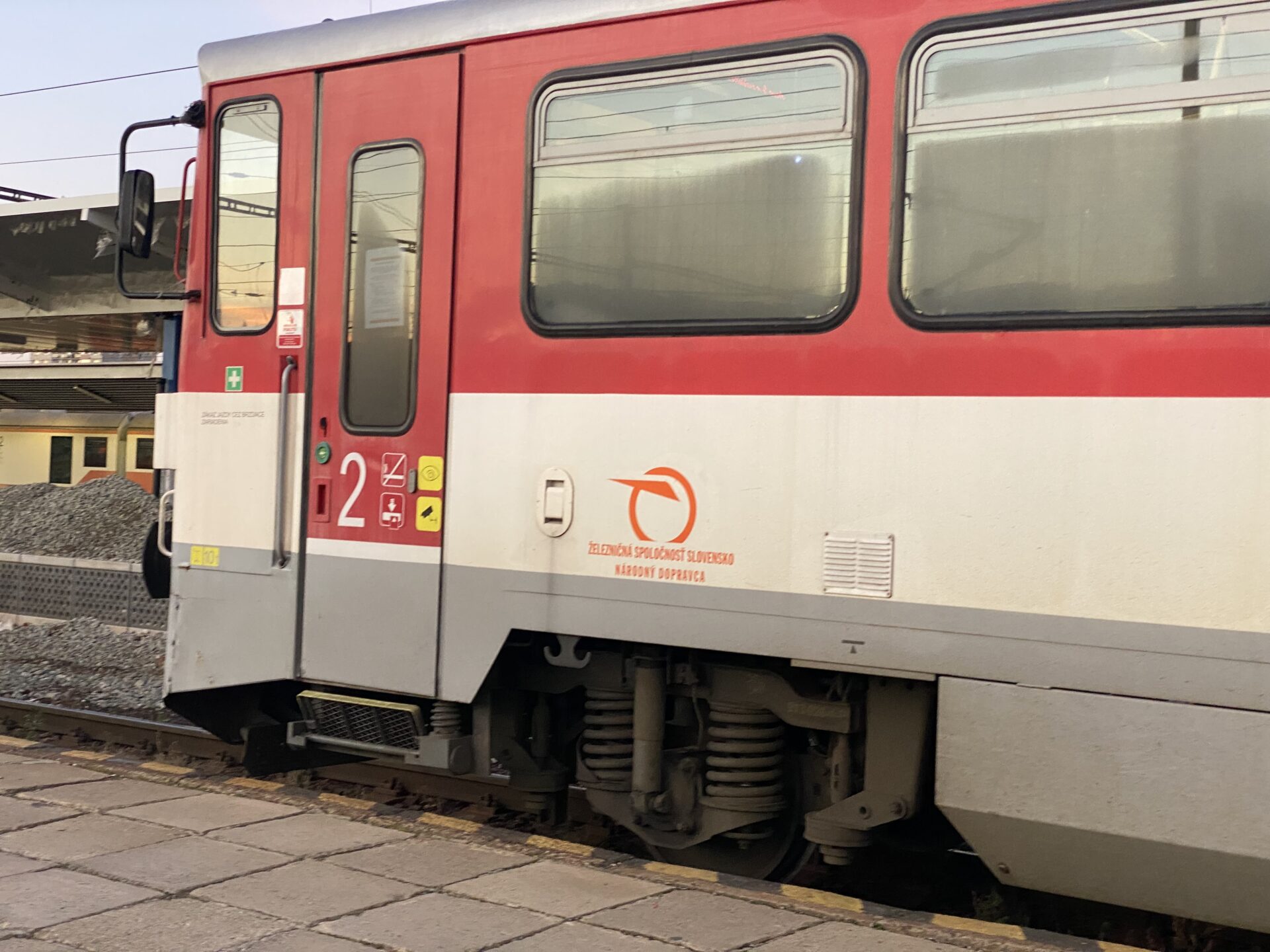 Slováci si za kúpu lístka na vlak priplatia. Na niektorých sa však vzťahuje výnimka