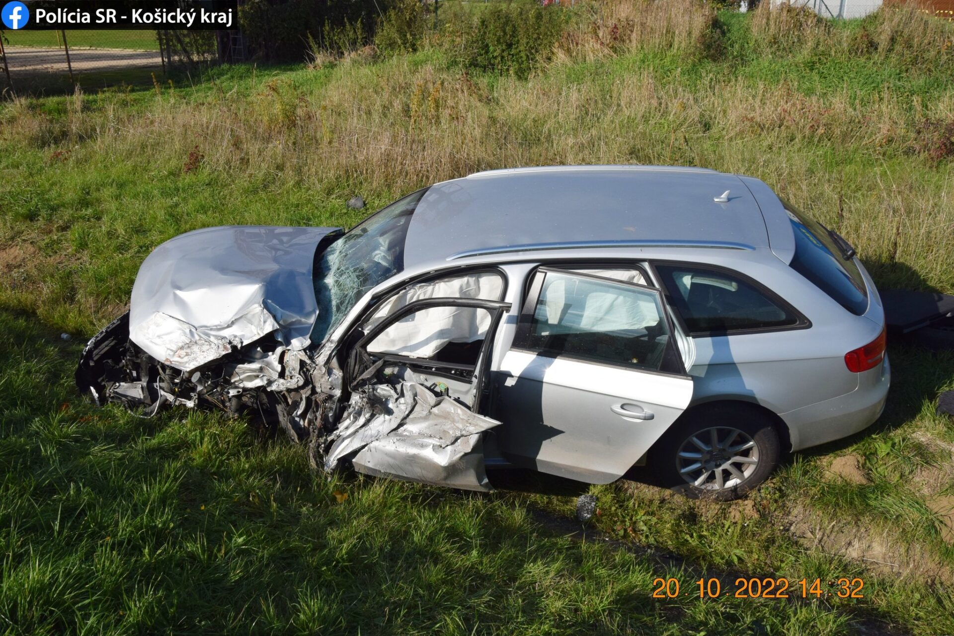 Opitý vodič spôsobil dopravnú nehodu, v dôsledku ktorej sa auto prevrátilo na strechu (FOTO)