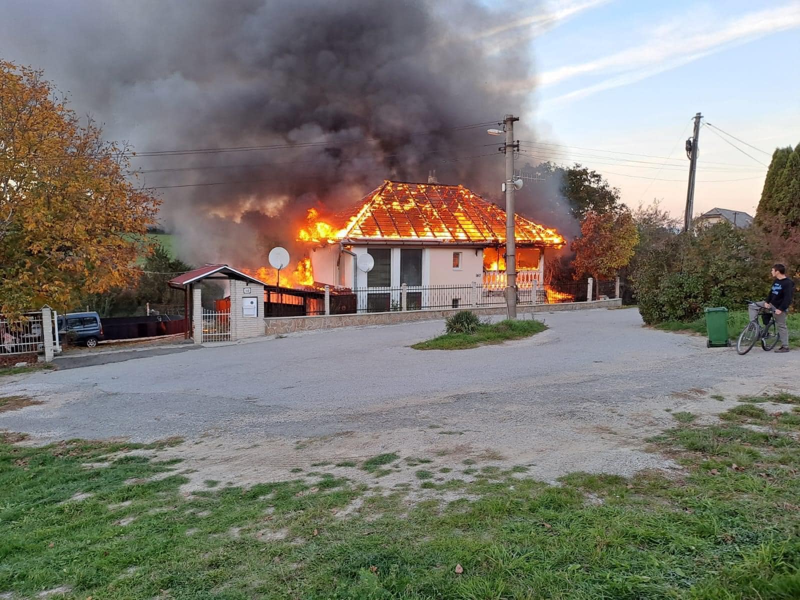 Rodina prišla kvôli požiaru o svoj dom, jedna osoba utrpela popáleniny