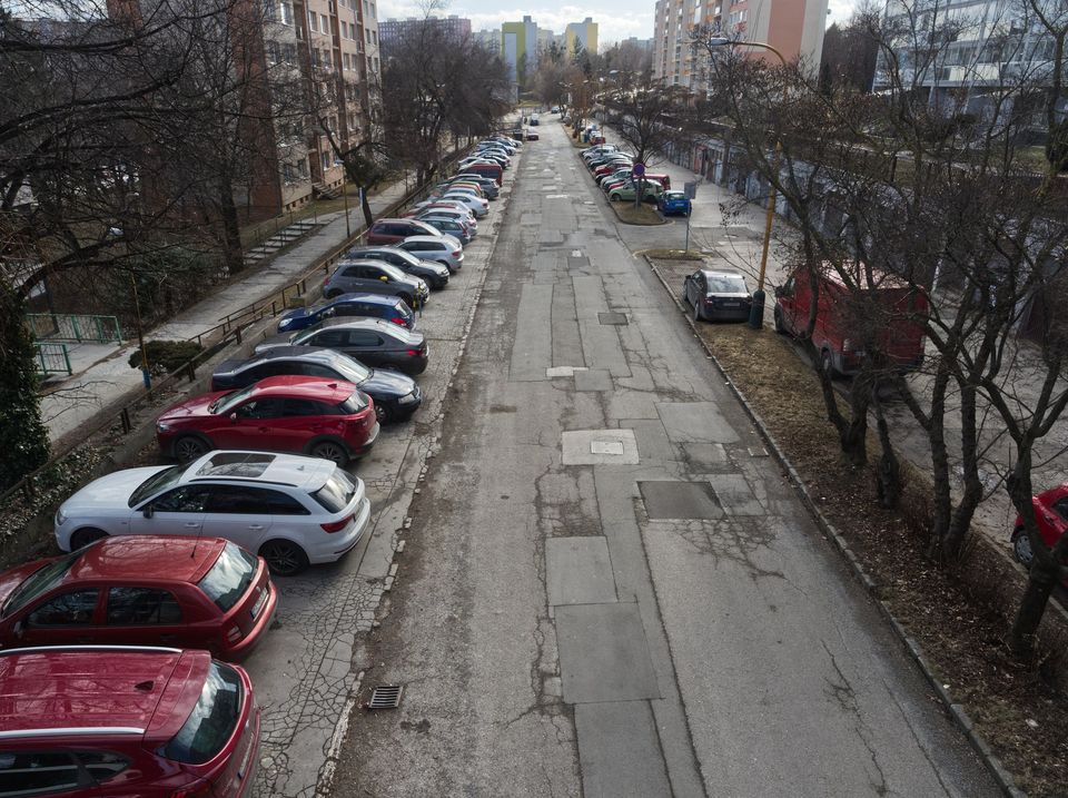 Obyvatelia bytových domov na TEJTO ulici budú musieť istý čas parkovať inde