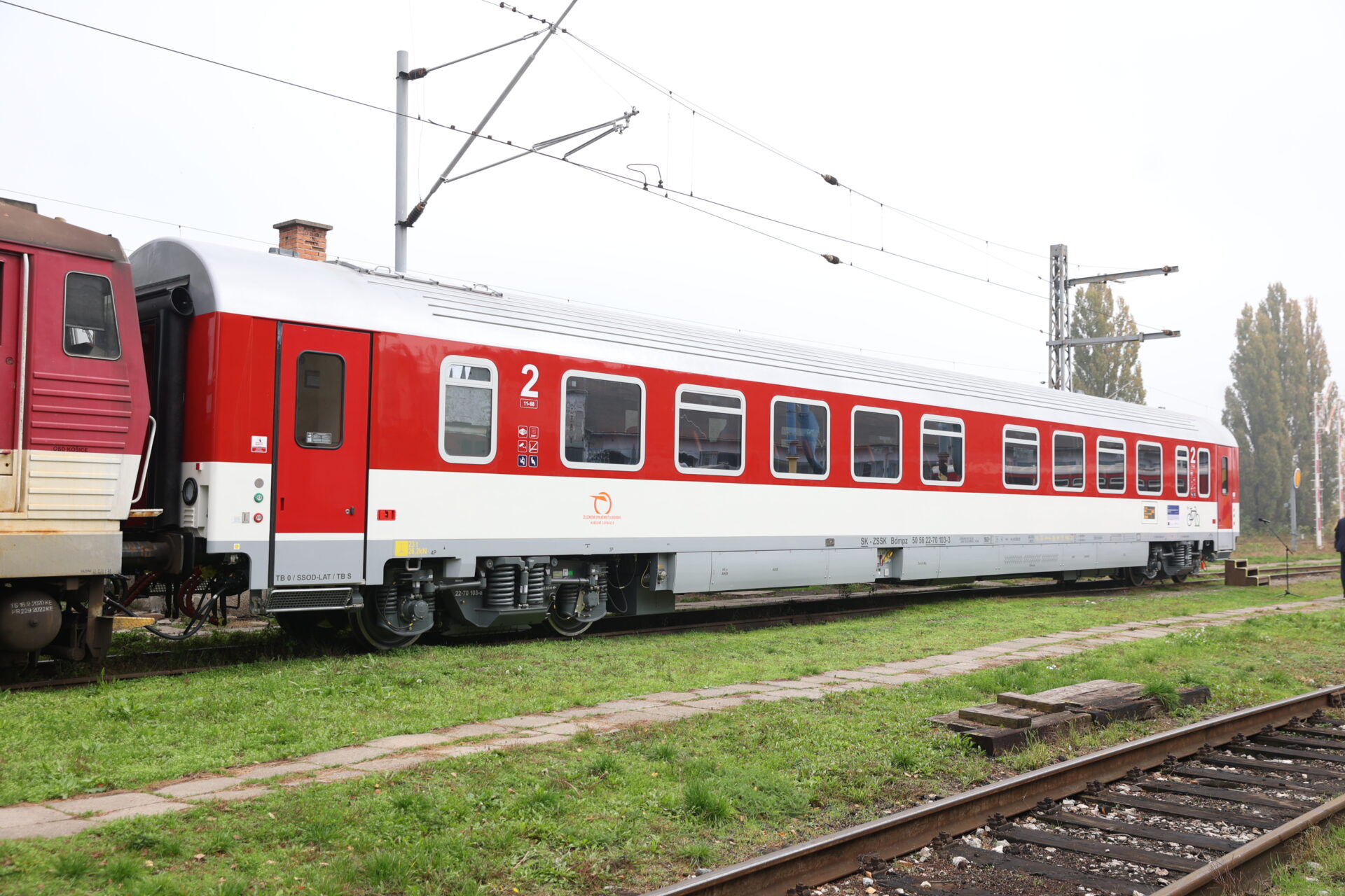 Vlak smerujúci do Košíc musel použiť rýchločinnú brzdu. Osoba ležala na koľajisku
