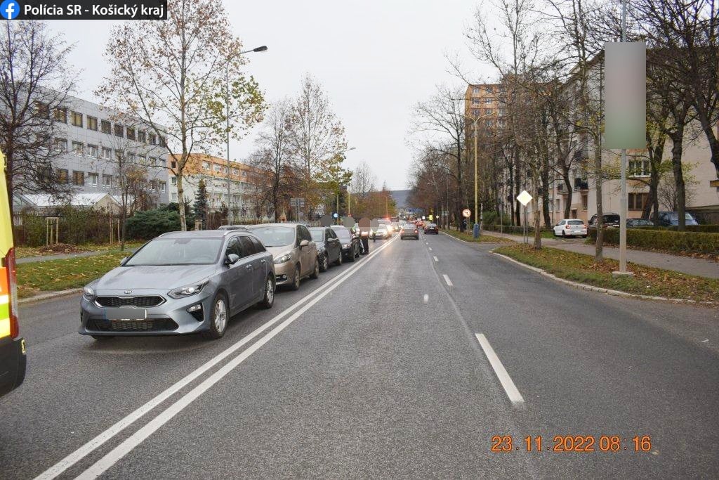 Rannú premávku v Košiciach ochromila zrážka piatich vozidiel