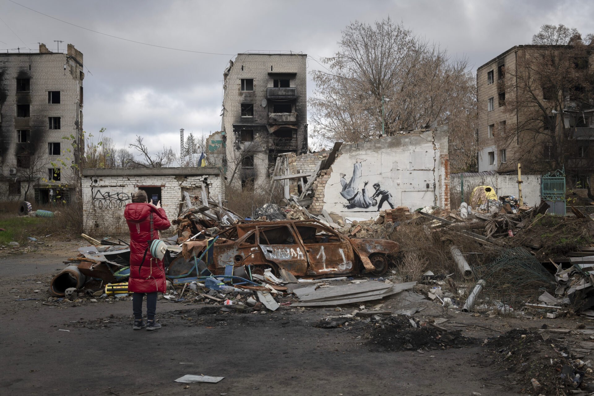 PREHĽAD UDALOSTÍ (14. 11.): Rusko spáchalo v Chersonskej oblasti vyše 400 vojnových zločinov, tvrdí Zelenský