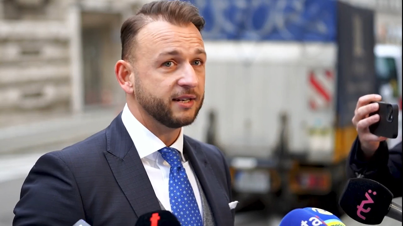 Poslanec Matúš Šutaj-Eštok podal trestné oznámenie kvôli praniu peňazí prominentnými kajúcnikmi