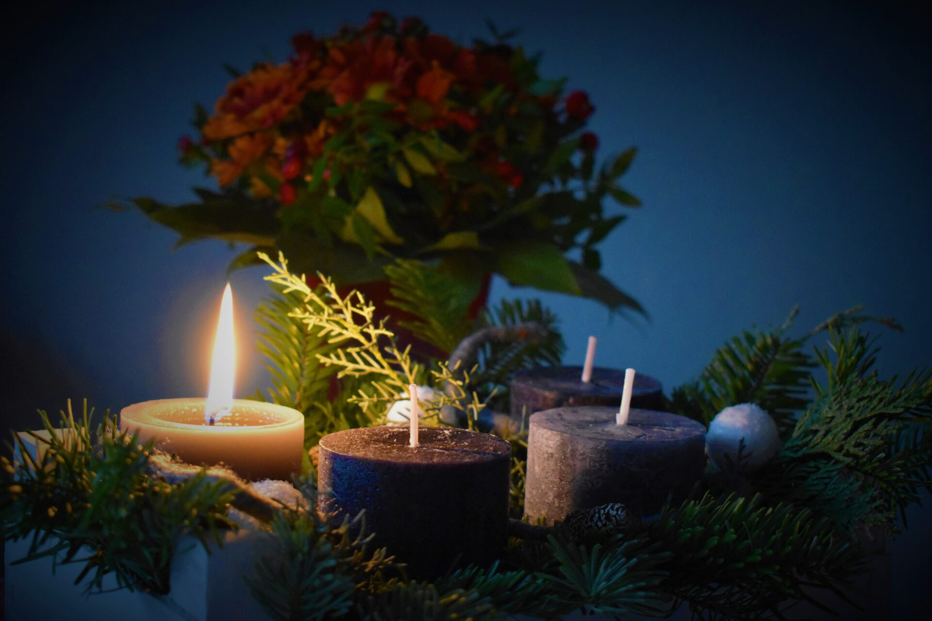 Kresťania dnes zapaľujú prvú adventnú sviecu