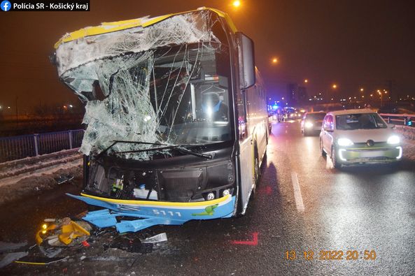 Pri dopravnej nehode autobusu MHD a posypovača sa zranilo sedem osôb (FOTO)