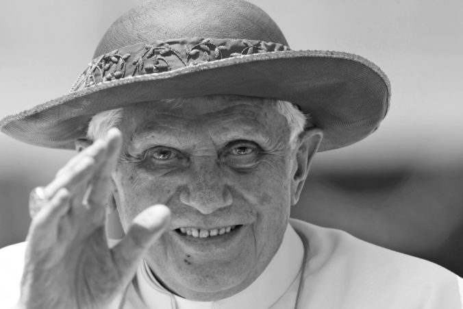 Zomrel emeritný pápež Benedikt XVI. (95†)