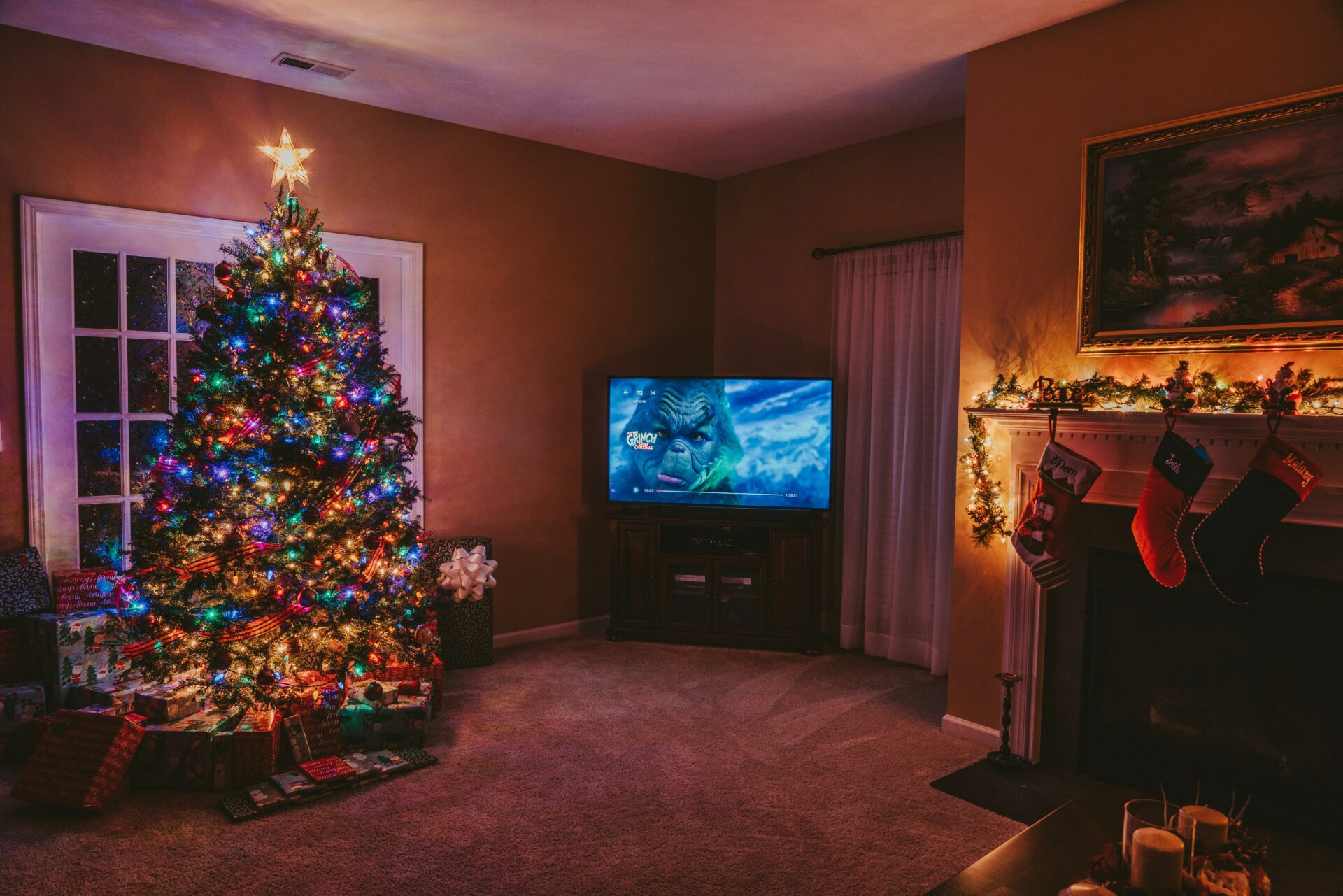 Hľadáte vianočné filmy na privodenie tej správnej atmosféry? Tu je 10 TIPOV na tie najlepšie!