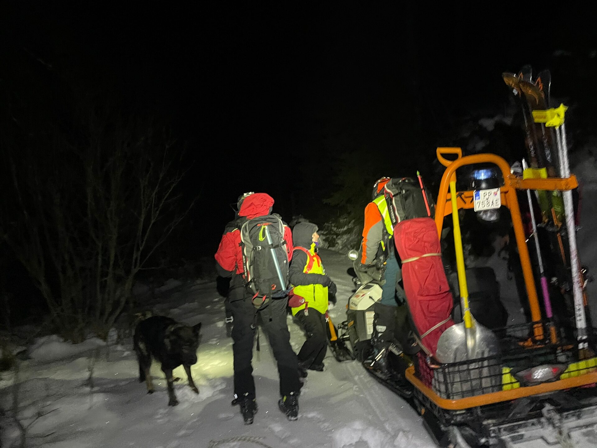 Slovenskí a poľskí záchranári pomohli turistovi po páde lavíny (FOTO)