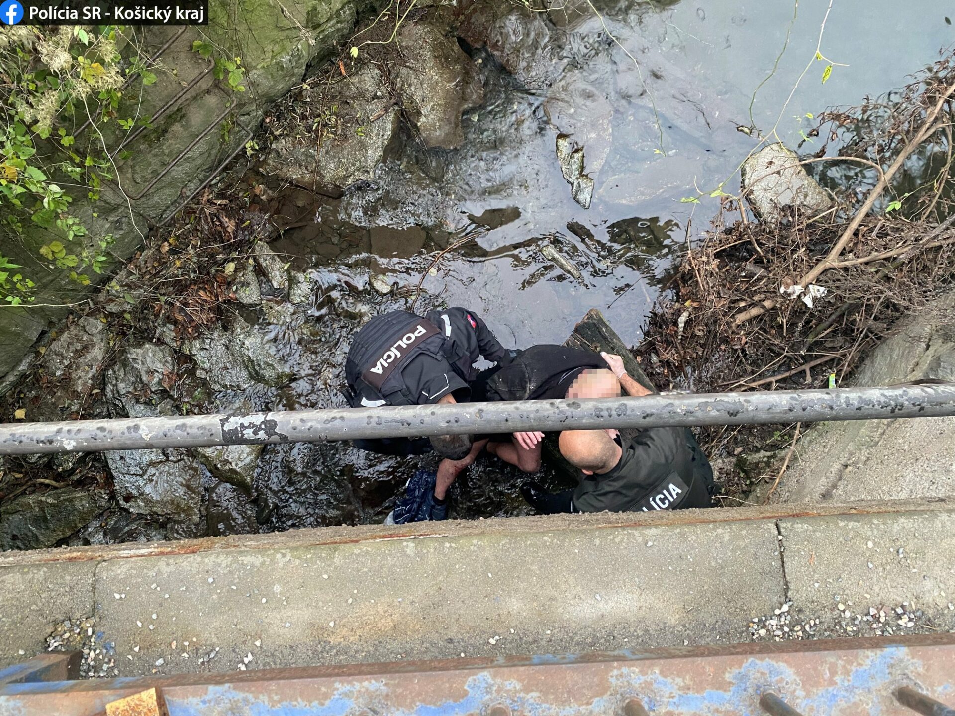 Hrdinský čin policajtov! V potoku našli a zachránili podchladeného muža (FOTO)