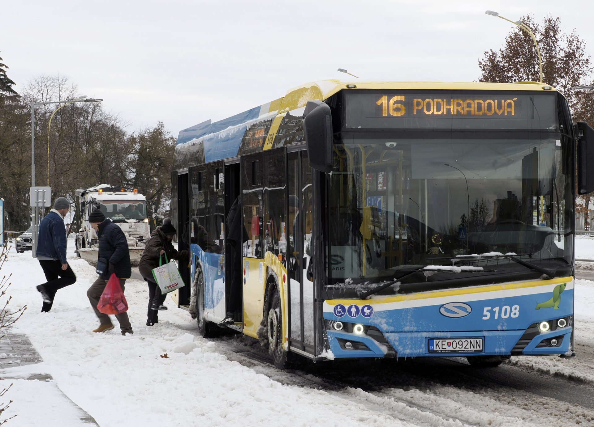 AKTUALIZOVANÉ: Snehová nádielka komplikuje dopravu aj naďalej