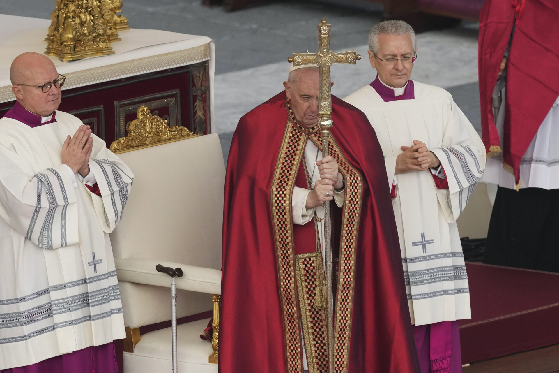 Pápež František sa lúči s emeritným pápežom Benediktom XVI.
