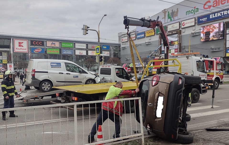 Pri dopravnej nehode v Košiciach skončilo auto na boku (FOTO)