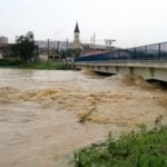 Ako sa chrániť pred rizikami zosuvov pôdy, povodní a silného vetra