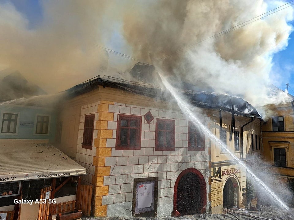 Požiar v Banskej Štiavnici sa podarilo stabilizovať. Poškodil niekoľko budov (FOTO+VIDEO)