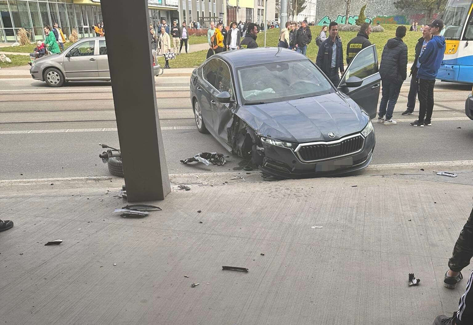Autom narazila do stĺpa, rana vystrašila okoloidúcich FOTO+VIDEO