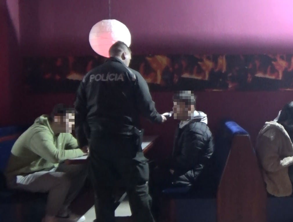V Prešove odhalila polícia osem mladistvých osôb pod vplyvom alkoholu, sedeli v bare…