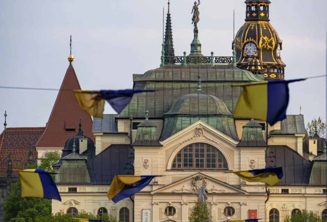 Hlavnú ulicu v Košiciach zdobia opäť žlto-modré vlajky. Čo symbolizujú?