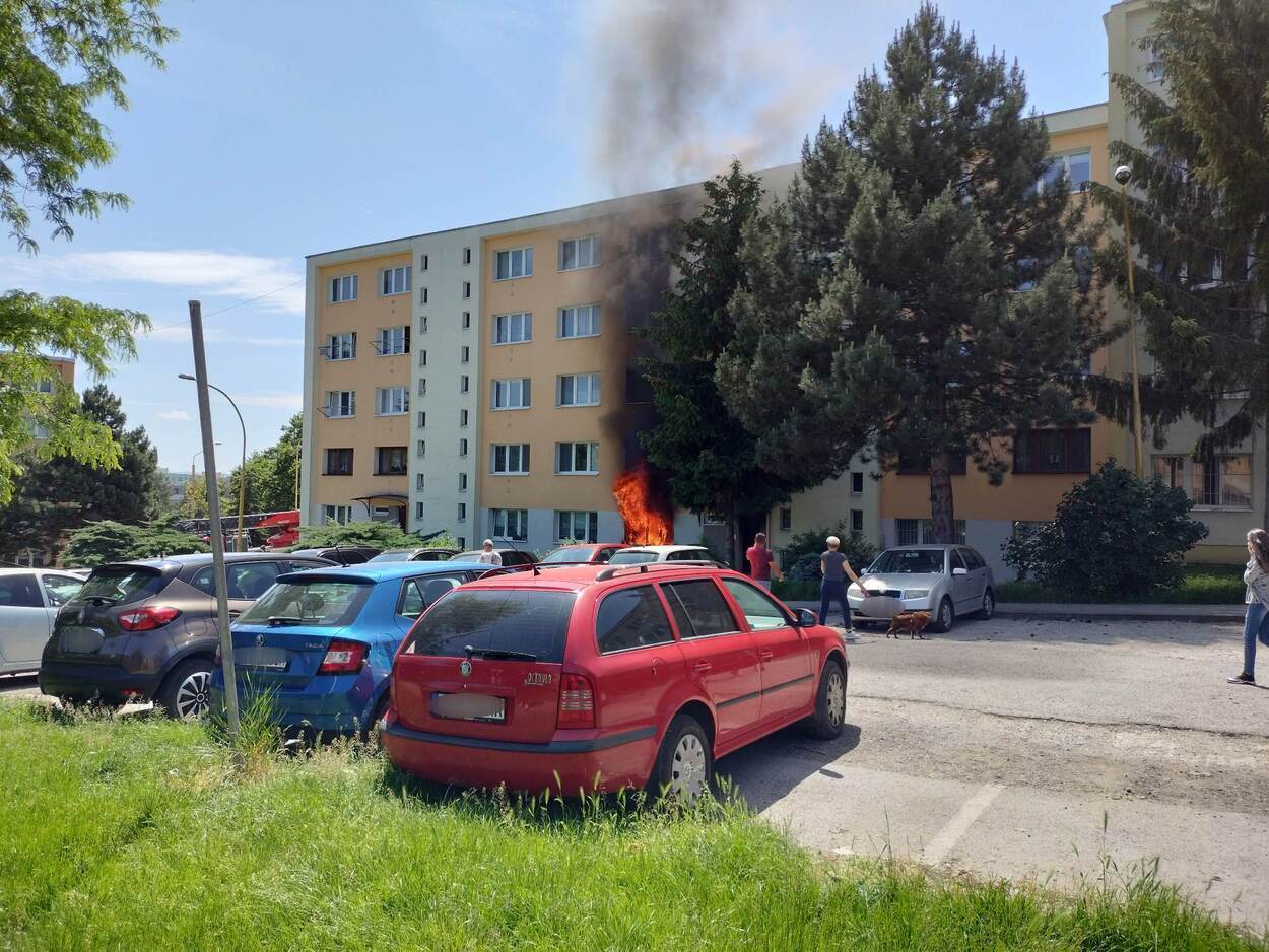 Pri požiari v Košiciach zahynula jedna osoba. Ďalšie dve sú zranené (FOTO)