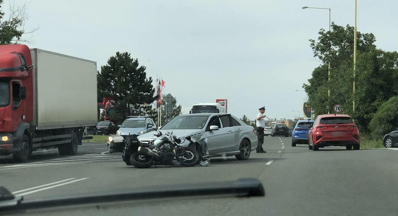 Vodička na Sečovskej nedala prednosť v jazde. Zrazila sa s motocyklom