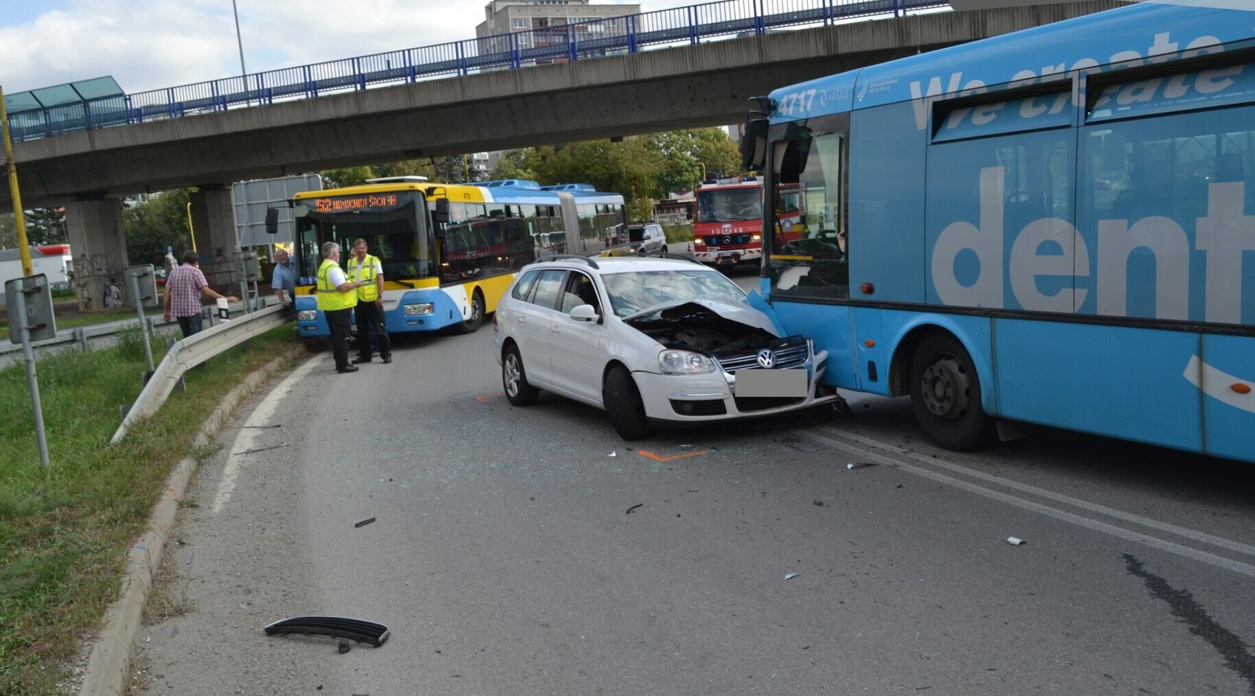 Vodič prešiel do protismeru, narazil do autobusu s cestujúcimi (FOTO)