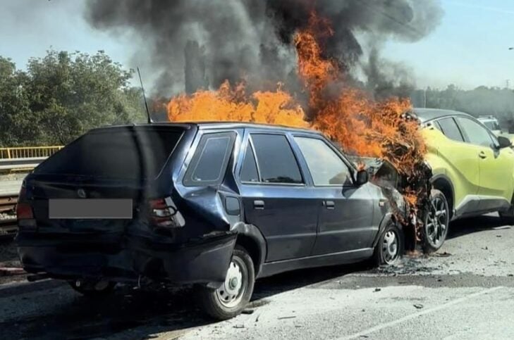Hromadná nehoda v smere na Pereš: Plamene pohltili dve z vozidiel