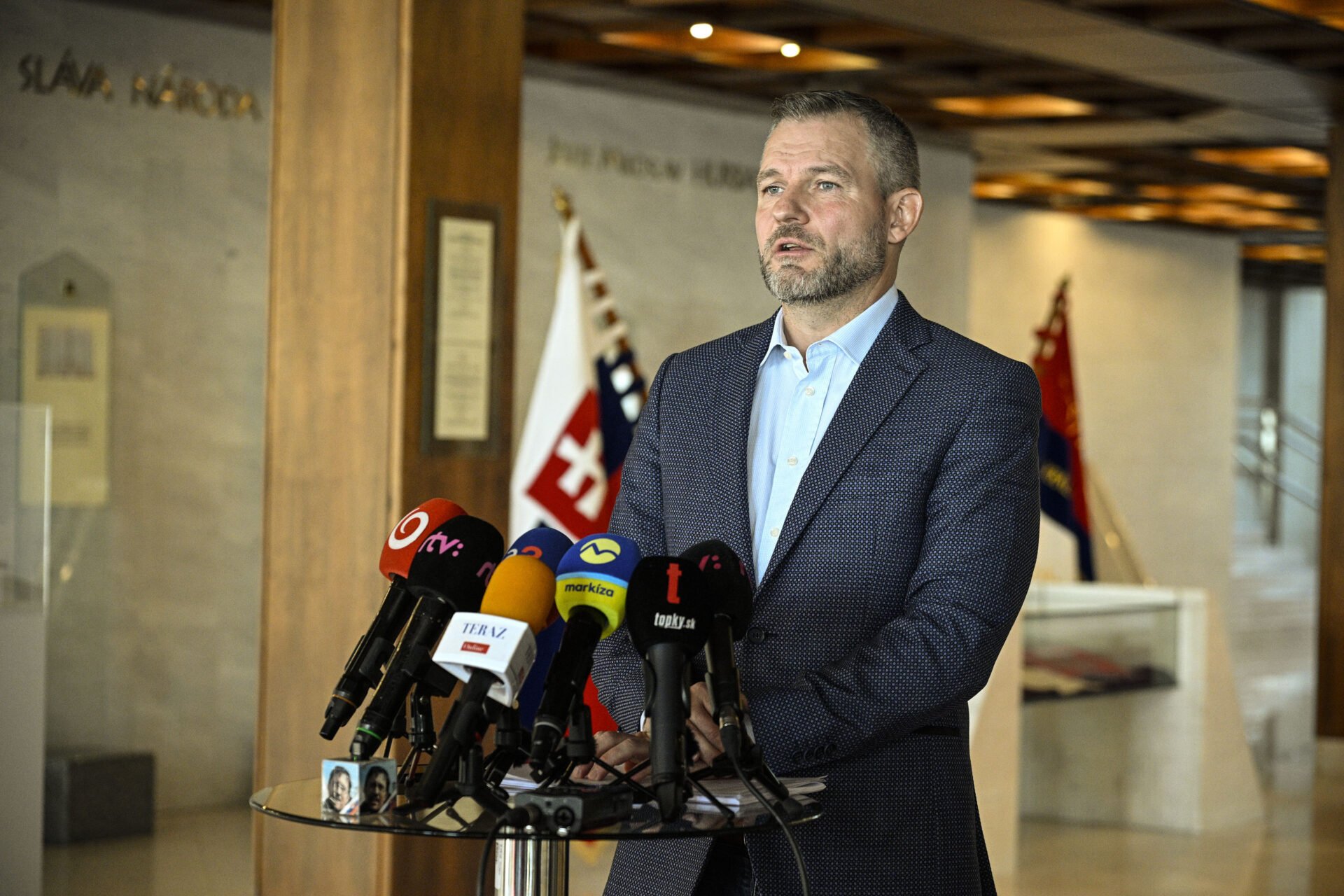 Vládna koalícia nebude iniciovať referendum o vystúpení z NATO, uviedol Pellegrini