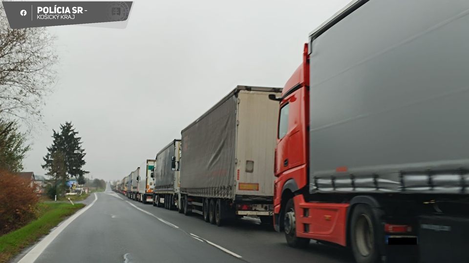 Pri hraniciach s Ukrajinou sa tvorí 16-kilometrová kolóna nákladných vozidiel (FOTO)