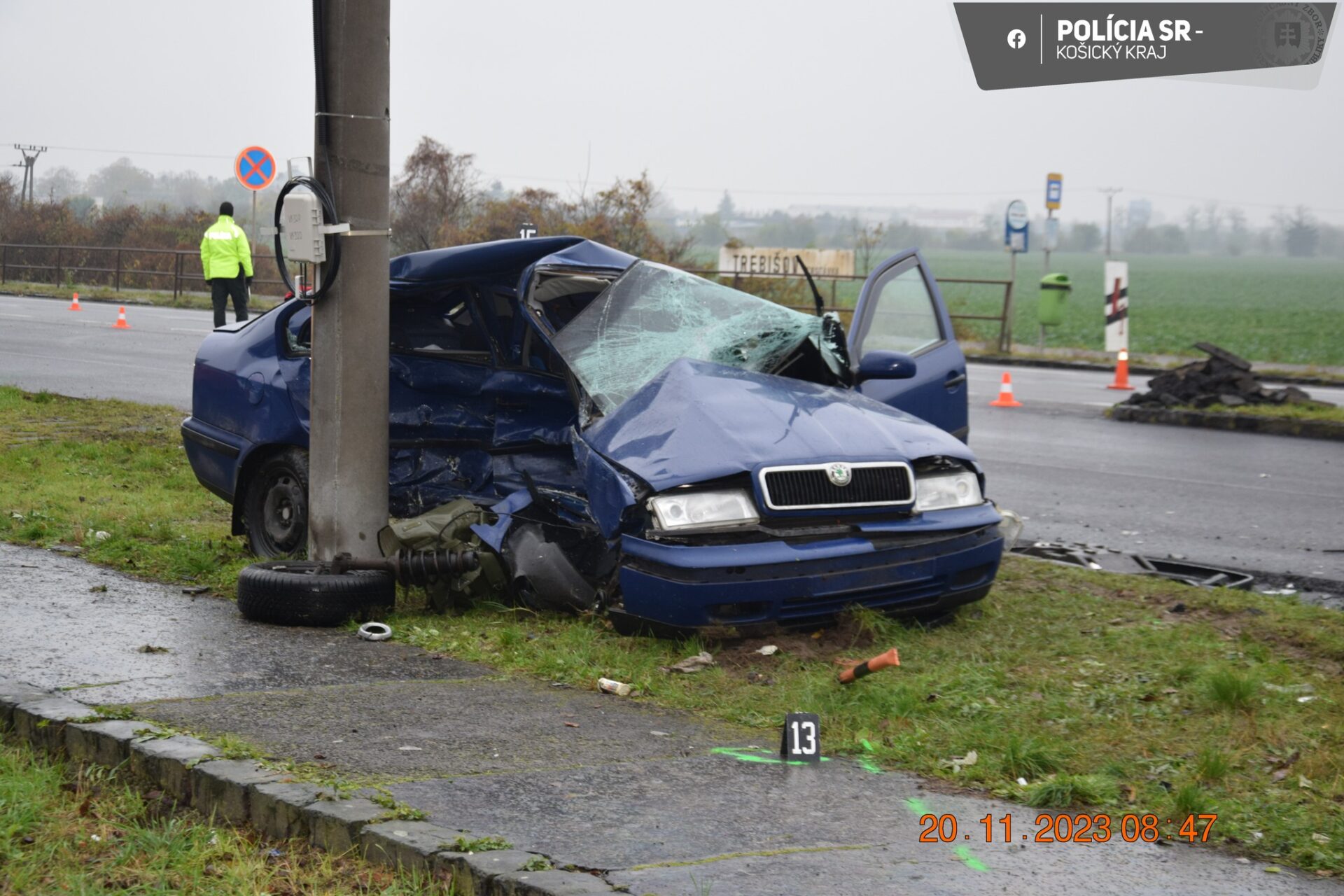 TRAGICKÉ ráno na východe: Autom prešiel do protismeru, zastavil ho betónový stĺp