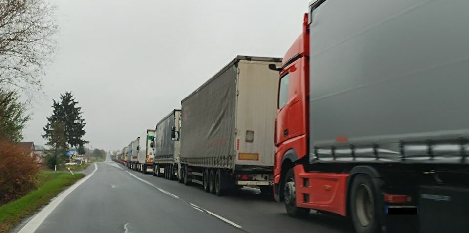 V Michalovciach vznikne ďalší pruh pre odstavené kamióny. Situácia sa nezlepšuje