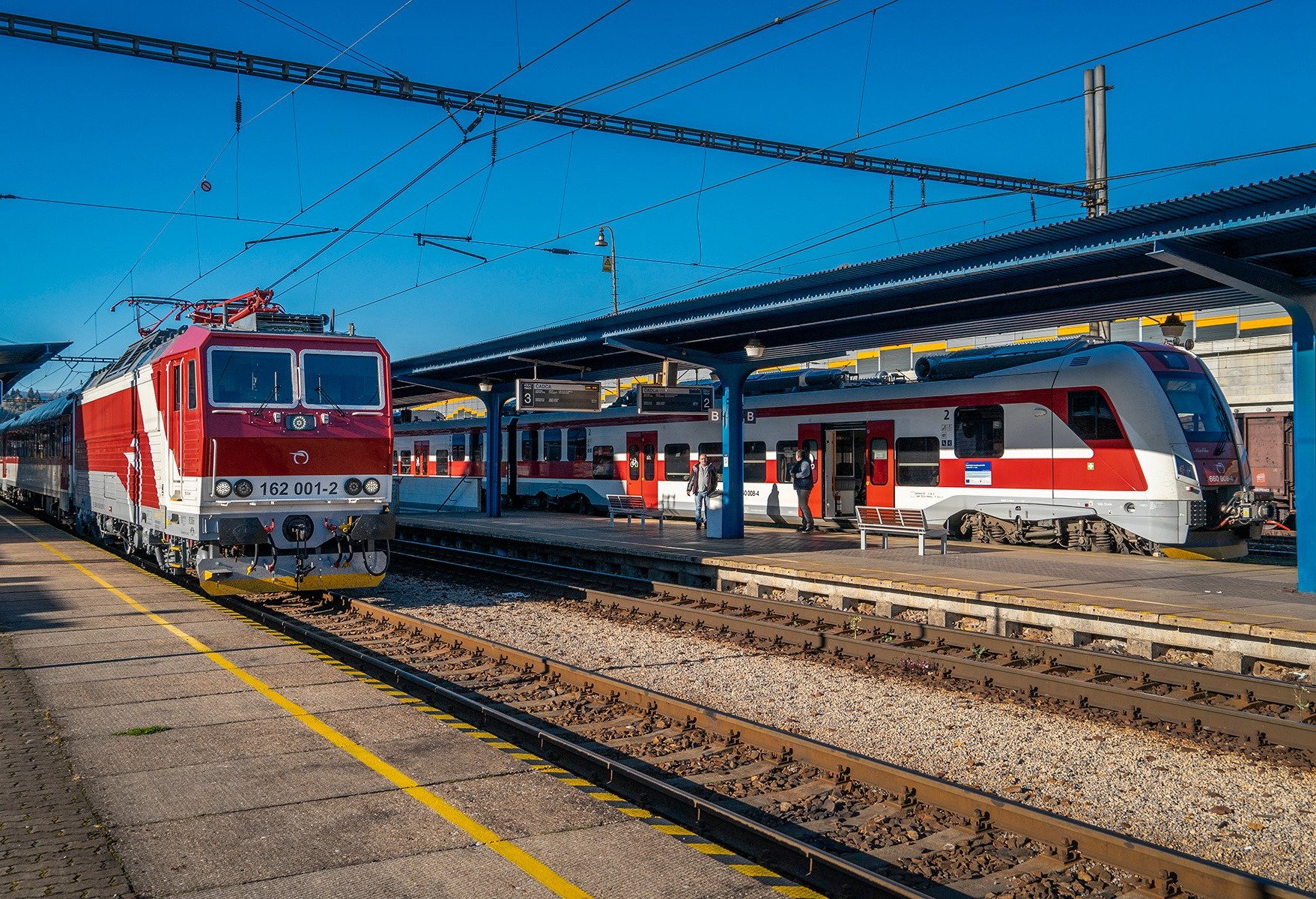 Vlak v Košiciach zachytil 33-ročnú ženu prebiehajúcu cez koľaje, zraneniam podľahla