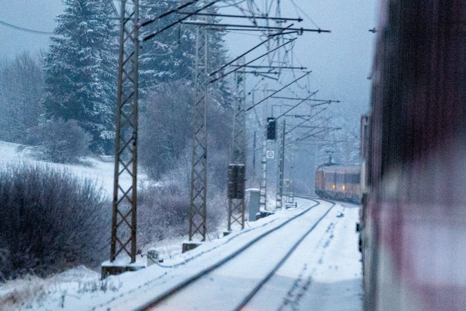 Vlaky majú v dôsledku nepriaznivého počasia meškanie niekoľko desiatok minút