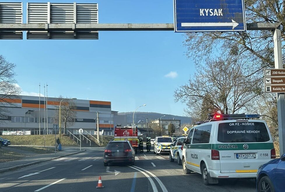 V Košiciach došlo k ZRÁŽKE autobusu a osobného auta. Hlásia troch zranených